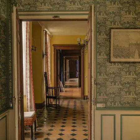 Chateau De Bed & Breakfast 4*